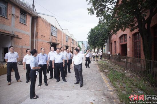 省委军民融合办党员干部正在参观马尾造船厂旧址。李南轩 摄